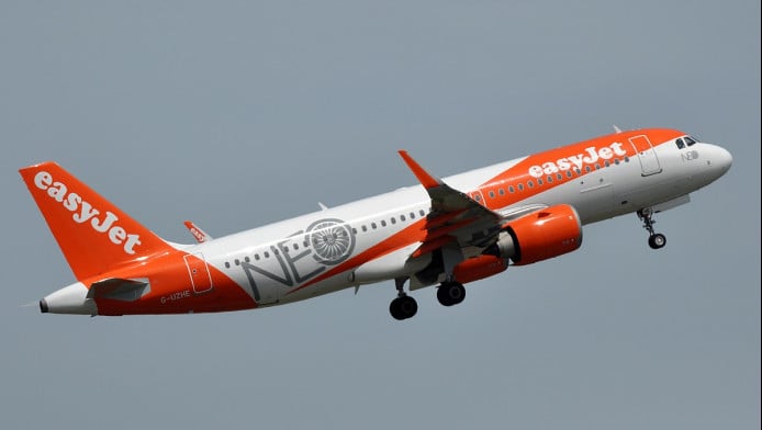 Χαμός σε πτήση της Easyjet! Επιβάτης μπούκαρε στο πιλοτήριο