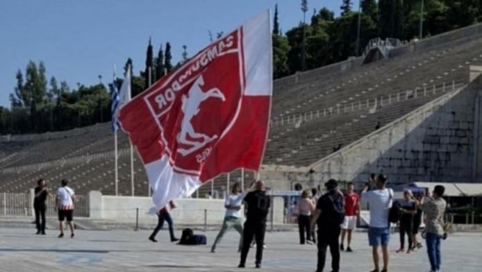 Τούρκοι οπαδοί ύψωσαν σημαία της ομάδας τους με τον Κεμάλ στο Καλλιμάρμαρο