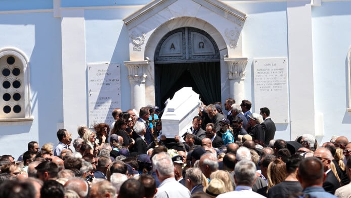 «Κουράγιο πρόεδρε»: Η ανατριχιαστική στιγμή που βγαίνει το λευκό φέρετρο