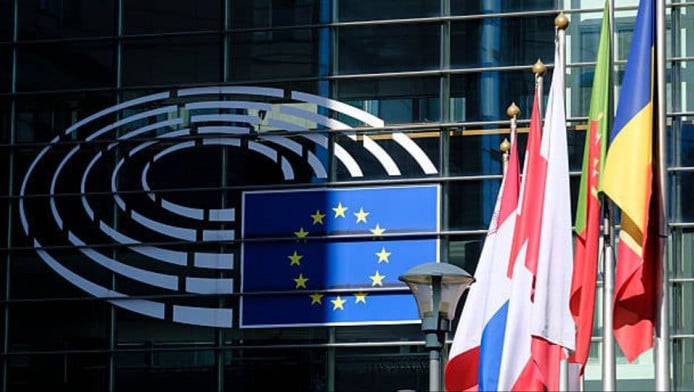 Τι θα σου συμβεί αν πας να καταθέσεις 500 ευρώ στην τράπεζα;
