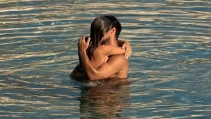 Ερωτικά παιχνίδια μέσα στη θάλασσα για τραγουδιστή στη Μήλο (ΒΙΝΤΕΟ)