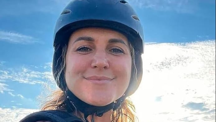 Μητέρα έπεσε από τα 88 μέτρα, βγάζοντας selfie μπροστά στον γιο της (Vid)