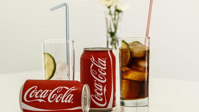 Το κρυμμένο μήνυμα στο λογότυπο Coca-Cola που κανείς δεν έχει παρατηρήσει!
