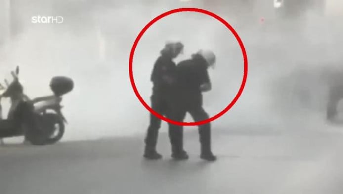 Αστυνομικός χαστούκισε συνάδελφό του κατά τη διάρκεια επεισοδίων (ΒΙΝΤΕΟ)