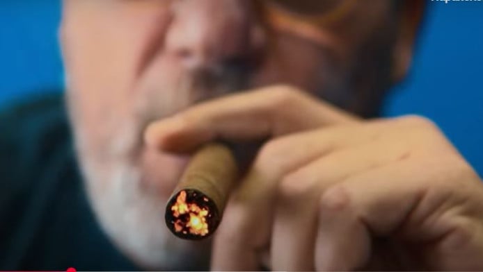 Επικός Φάνης Χριστοδούλου: Με πούρο τηλεφωνεί στους παλιόφιλους (ΒΙΝΤΕΟ)