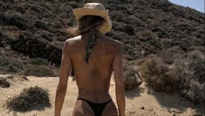 Τόπλες και με στρινγκ τριγυρίζει στις παραλίες διάσημη 40χρονη! (ΦΩΤΟ)