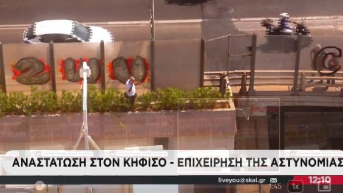 Άνδρας απειλεί να αυτοκτονήσει από γέφυρα στον Κηφισό