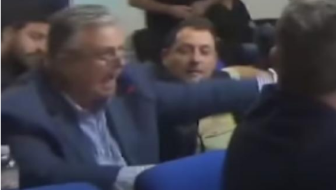 Μεσολόγγι: Σκηνές "ροκ" σε ΔΣ- "Πέθανες, θα κυκλοφορείς με φουστίτσα"! (VD)