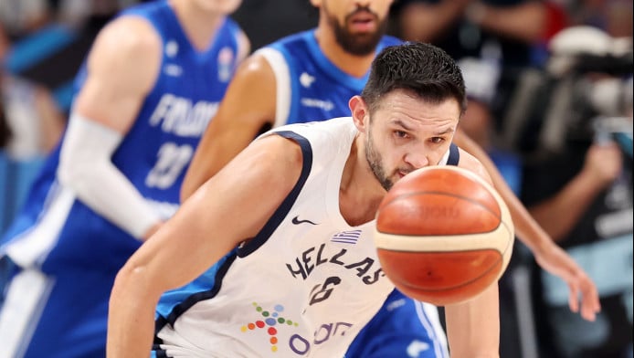 Λύγισε ο Παπανικολάου! Τα δάκρυα και τα φιλιά στην εξέδρα (ΒΙΝΤΕΟ)