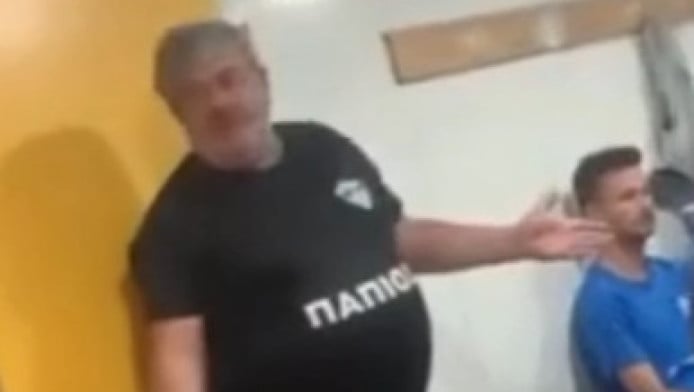 Ραγίζει καρδιές! Viral η ομιλία προπονητή για παίκτη που έχασε πατέρα 