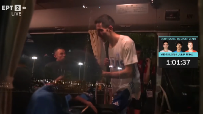 Χαμογελαστός ο Τεντόγλου, επιβιβάζεται στο πούλμαν πριν τον τελικό (ΒΙΝΤΕΟ)