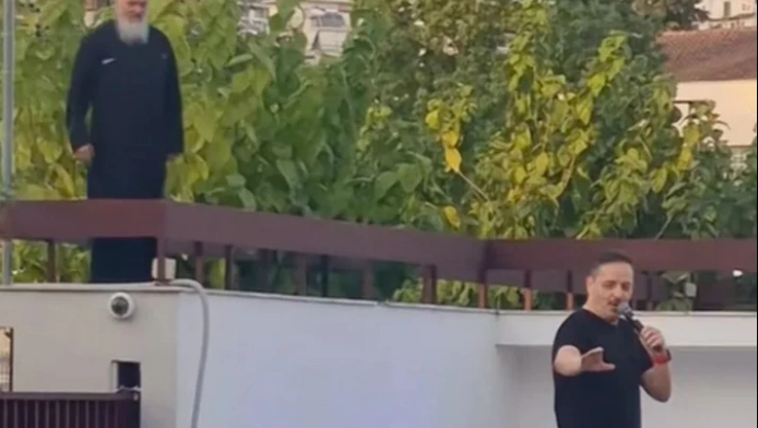 Απίστευτη στιγμή σε παράσταση του Τσουβέλα όταν εμφανίστηκε Ιερέας