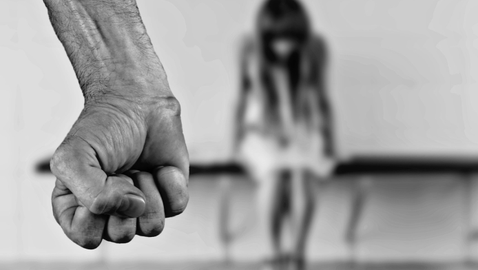 Κατάθεση-σοκ: "Με έπιασε από το λαιμό, με κόλλησε στην πόρτα του γραφείου"