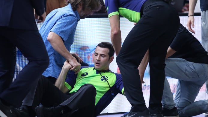 Παίκτης του Πανιωνίου έβγαλε νοκ-άουτ τον διαιτητή! (ΒΙΝΤΕΟ)