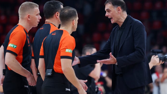 Ανάγκασαν τον Μπαρτζώκα να μπει μέσα στο γήπεδο - Τρελάθηκε με… Ολυμπιακό!