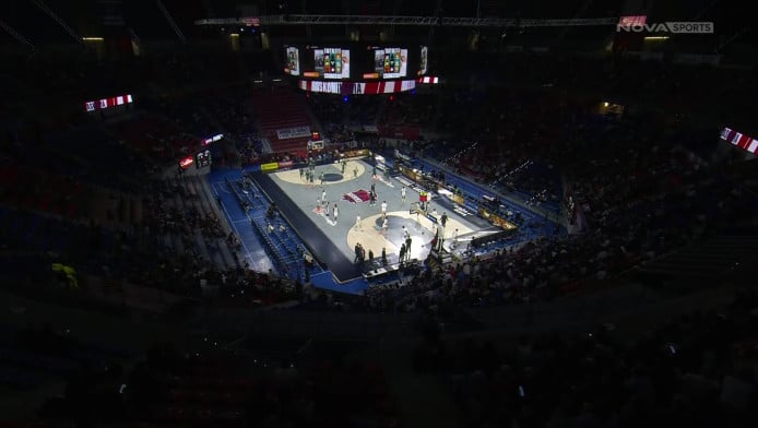 Άδεια εξέδρα και πανό διαμαρτυρίας με δολάρια στην Μπασκόνια (ΒΙΝΤΕΟ)