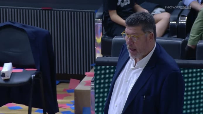 Απίστευτο! Ο Φάνης Χριστοδούλου καθάριζε το παρκέ από τα χαρτάκια (BINTEO)