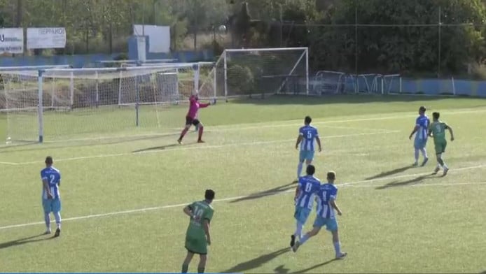 Έστειλε τη μπάλα στις... αράχνες ύστερα από "ποδιά" στον αμυντικό (BINTEO)