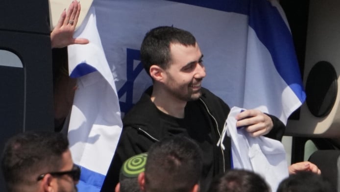 Ελεύθερος ο όμηρος που τον είχε βάλει η Χαμάς να σκάβει τον τάφο του (Vid)