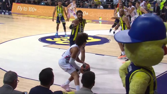 Το ΤΡΕΛΟ τρίποντο του Ιφί (ΒΙΝΤΕΟ)