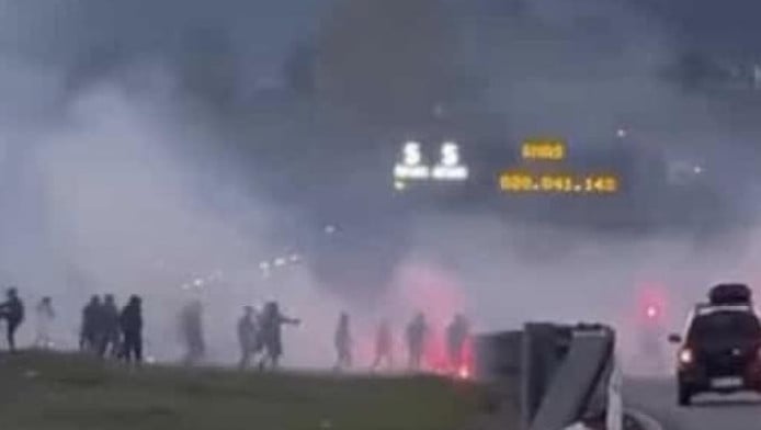 Οπαδοί έπαιξαν ξύλο και διέκοψαν την κυκλοφορία σε αυτοκινητόδρομο (ΒΙΝΤΕΟ)