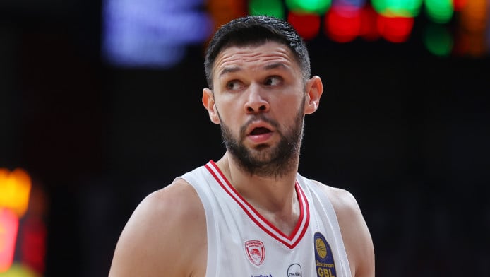 Έντονος διάλογος του Παπανικολάου-Μπαφέ στον πάγκο του Ολυμπιακού (Vid)