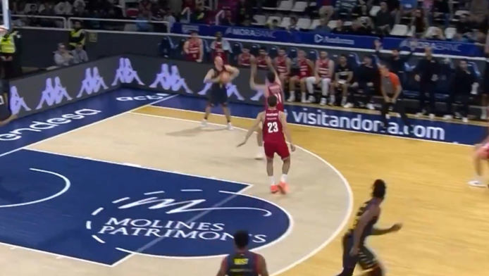 "Τρελό" buzzer ισοφάρισης από την μία άκρη του γηπέδου στην άλλη! (ΒΙΝΤΕΟ)