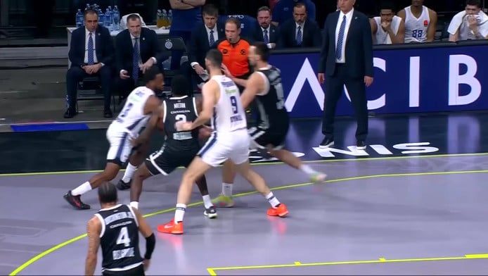 Καλάθι πίσω από το ταμπλό ο Λόιντ (ΒΙΝΤΕΟ)