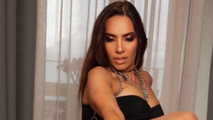 Η προκλητική πόζα της Μάγκυ Χαραλαμπίδου πάνω στο τραπέζι (ΦΩΤΟ)