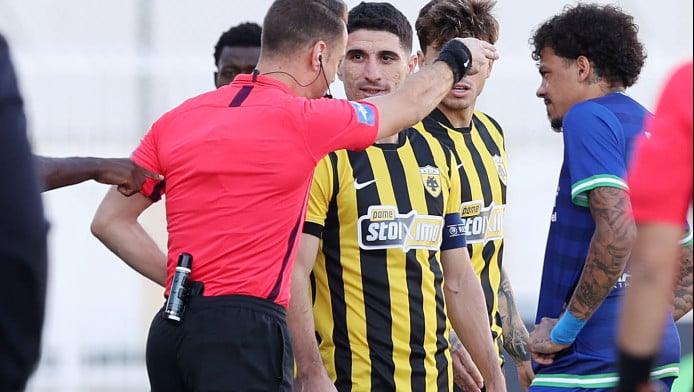 Πέναλτι με VAR και διαμαρτυρίες ΑΕΚ - Το έπιασε ο Στρακόσα! (ΒΙΝΤΕΟ)