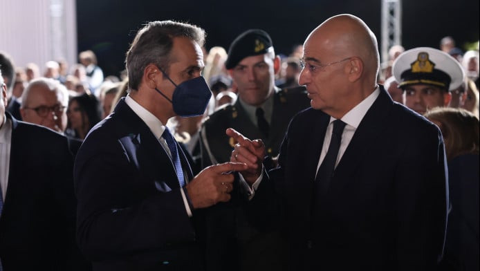 Δίπλα-δίπλα Μητσοτάκης και Δένδιας - Γιατί φορούσε μάσκα ο πρωθυπουργός!