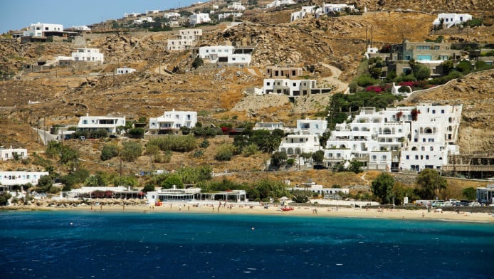 Μύκονος - Super Paradise: Από την ακραία φτώχεια στην... αχαλίνωτη ηδονή
