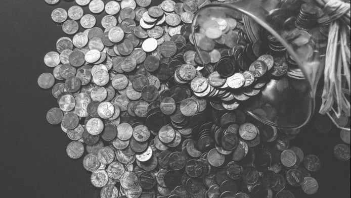 Έψαχνε σκουλήκια και βρήκε… θησαυρό με μαργαριτάρια και 20.000 νομίσματα