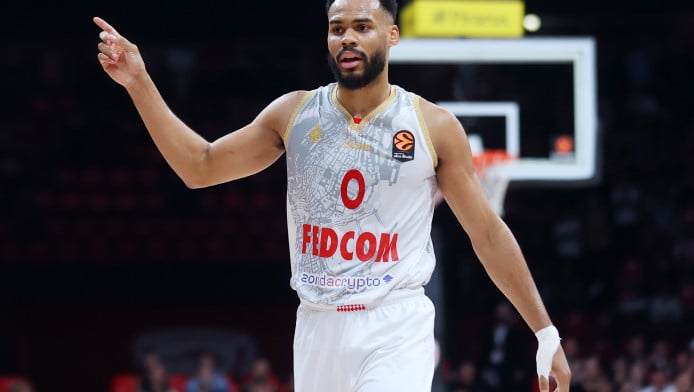 Το «έκαψε» ο Οκόμπο: Είδε το... airball για καλάθι και έκανε πάσα! (vid)