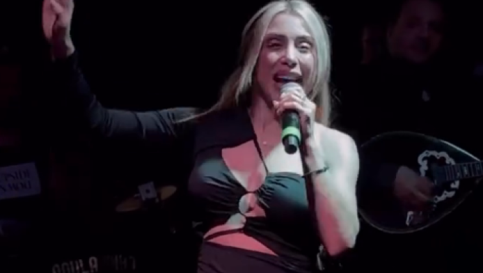 Παραλίγο ατύχημα: Ελληνίδα τραγουδίστρια στην πίστα χωρίς εσώρουχα και...!