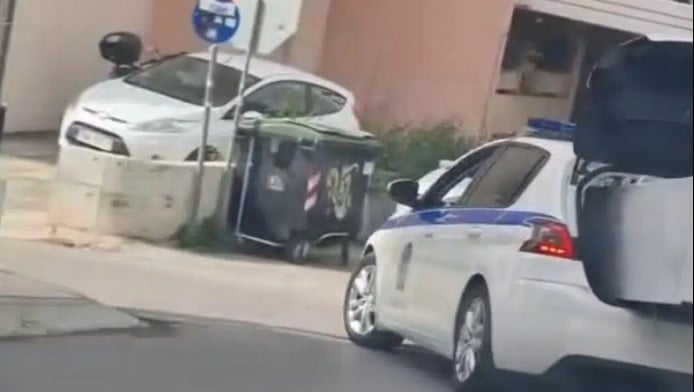 Σε διαθεσιμότητα αστυνομικός που μετέφερε… ψυγείο με περιπολικό! (ΒΙΝΤΕΟ)