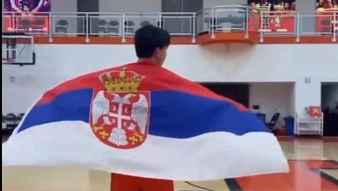 Ο Αντρέι Στογιάκοβιτς ποζάρει με τη σημαία της Σερβίας!
