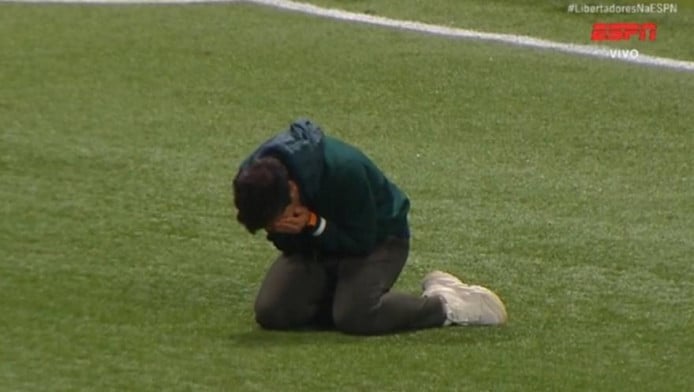 Πρώην προπονητής του ΠΑΟΚ ξέσπασε σε κλάματα μέσα στο γήπεδο (Vid)