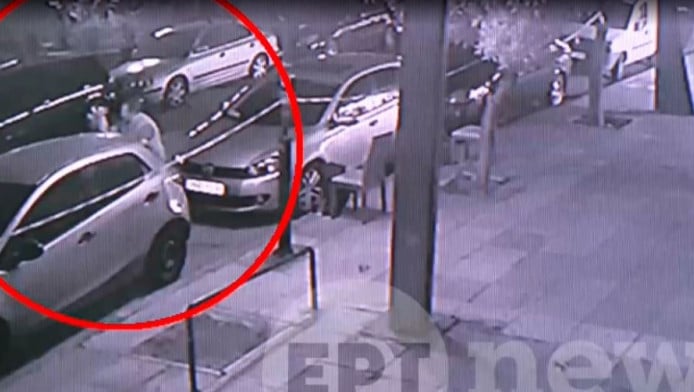 Καλλιθέα: Η στιγμή που ο 50χρονος χαρακώνει όχημα με μαχαίρι