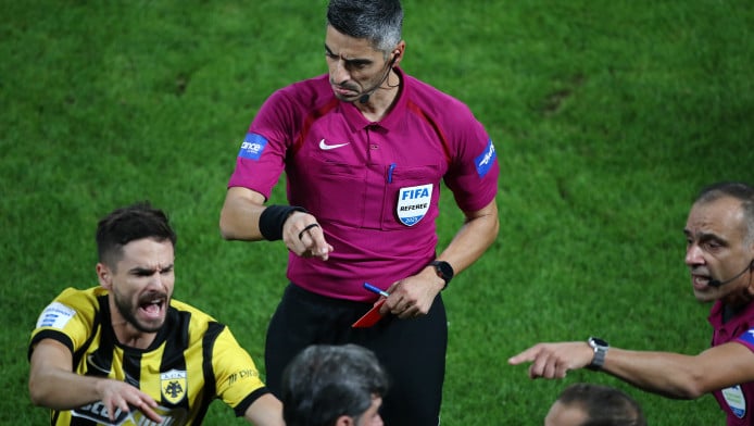 "Εμετική διαιτησία, εκνεύρισε τον κόσμο - Πώς θα κάνει νίκες έτσι η ΑΕΚ;"
