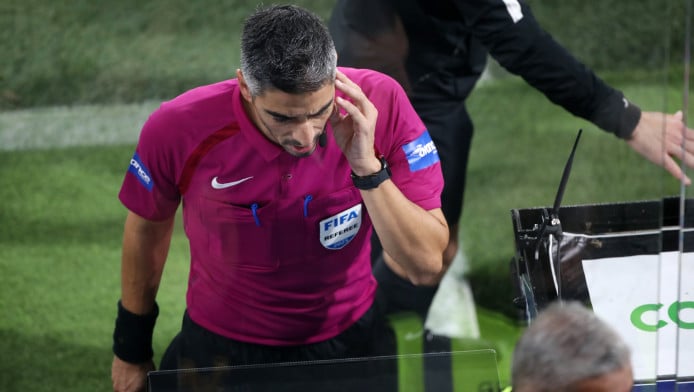 Γι' αυτό είναι στα κάγκελα η ΑΕΚ με τη διαιτησία - Για ποιες φάσεις φωνάζει