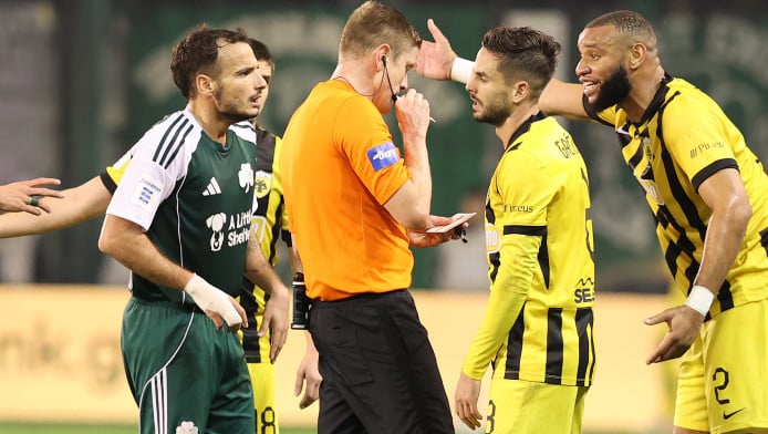 Έπιασε τα γεννητικά όργανα αντιπάλου και δεν πήρε κόκκινη ο Πινέδα (ΦΩΤΟ)