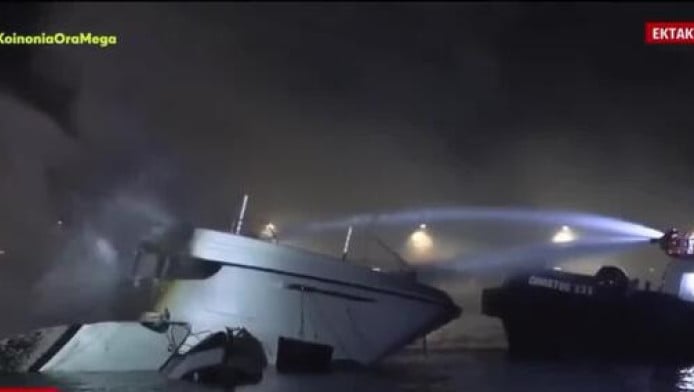 Φωτιά σε τέσσερα γιοτ στη Μαρίνα Ζέας! (ΒΙΝΤΕΟ)