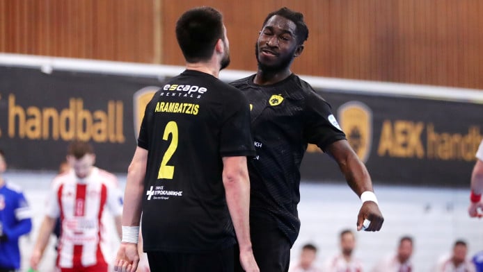 Διακοπή, θρίλερ και τελικά... θρίαμβος ΑΕΚ με Ολυμπιακό! (ΒΙΝΤΕΟ)