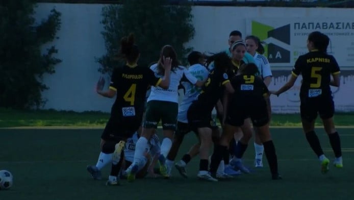 Πιάστηκαν στα χέρια! - Έντονη σύρραξη στο γυναικείο ντέρμπι ΑΕΚ - ΠΑΟ (Vid)