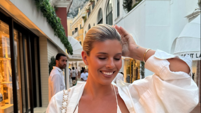 Το λευκό εφαρμοστό φόρεμα που αφήνει λίγα στη φαντασία (ΦΩΤΟ)