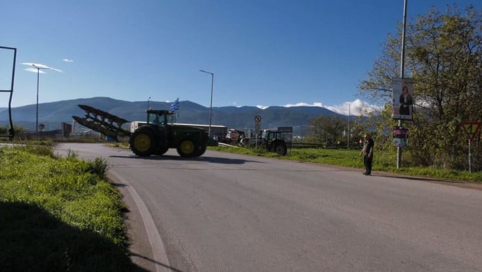 Eπεισόδια στο μπλόκο των αγροτών - Σήκωσαν περιπολικό που έκλεισε τον δρόμο