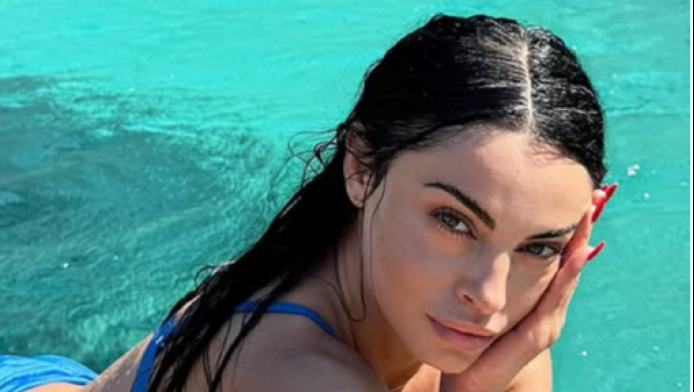 Μία από τις πιο σέξι τόπλες πόζες της Δήμητρας Αλεξανδράκη (ΦΩΤΟ)