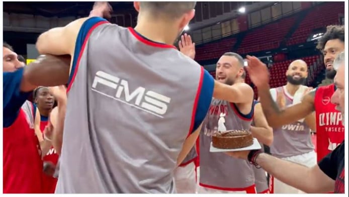 Τούρτα και φατούρο για τον Κώστα Αντετοκούνμπο (ΒΙΝΤΕΟ)