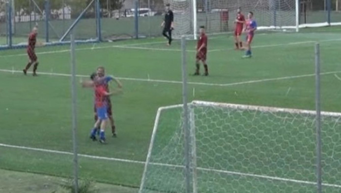 Τρελό ξύλο σε ματς Β’ ΕΠΣΑ - Και κλωτσιές και μπουνιές! (ΒΙΝΤΕΟ)